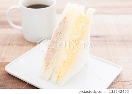 美味的金槍魚雞蛋三明治和熱咖啡 美味的金槍魚雞蛋三明治和熱咖啡 132542493