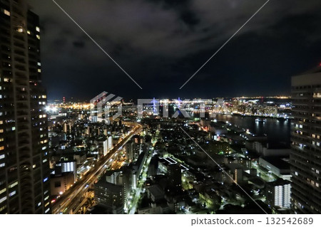 從飯店房間窗戶看到的大阪灣夜景 從飯店房間窗戶看到的大阪灣夜景 132542689