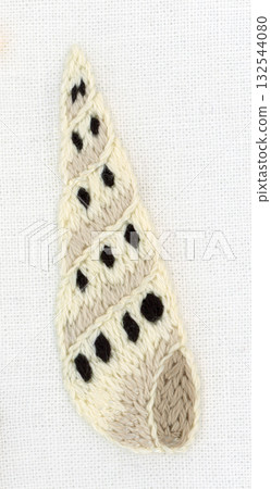 白色尖頭海螺殼刺繡 132544080