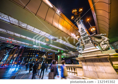 Let's take a look at the Tokyo cityscape in Japan! Businessmen and women coming and going through Nihonbashi after work...towards a new era Let's take a look at the Tokyo cityscape in Japan! Businessmen and women coming and going through Nihonbashi after work...towards a new era 132545302