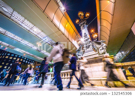 Let's take a look at the Tokyo cityscape in Japan! Businessmen and women coming and going through Nihonbashi after work...towards a new era Let's take a look at the Tokyo cityscape in Japan! Businessmen and women coming and going through Nihonbashi after work...towards a new era 132545306