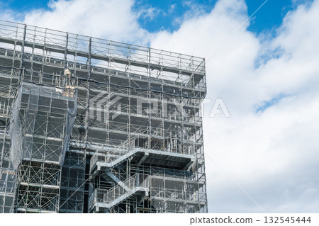 建築工地上安裝的鷹架設備 建築工地上安裝的鷹架設備 132545444