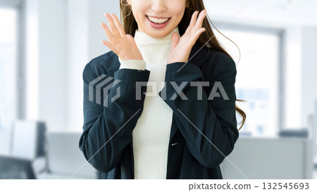 微笑的女人呼喊,女商人 微笑的女人呼喊,女商人 132545693