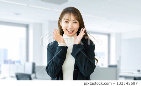 微笑的女人呼喊，女商人 132545697