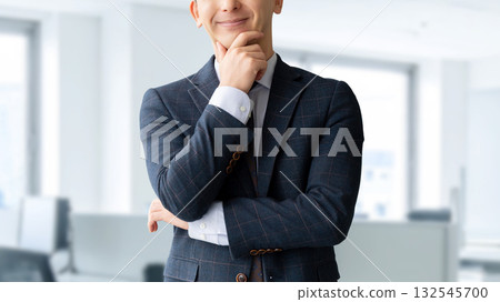 微笑的男性商人 微笑的男性商人 132545700