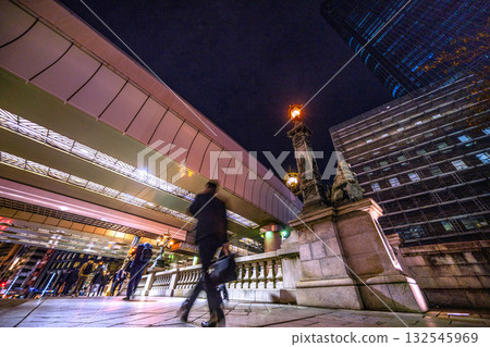 來看看日本東京的街景吧！下班後，來來往往的日本橋的上班族和女性……邁向新時代 132545969