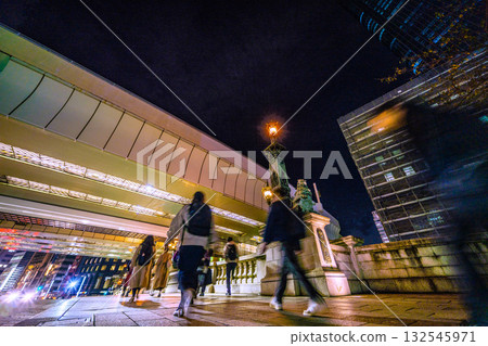 來看看日本東京的街景吧!下班後,來來往往的日本橋的上班族和女性……邁向新時代 來看看日本東京的街景吧!下班後,來來往往的日本橋的上班族和女性……邁向新時代 132545971