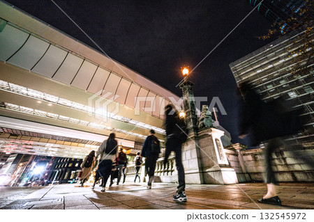 來看看日本東京的街景吧！下班後，來來往往的日本橋的上班族和女性……邁向新時代 132545972