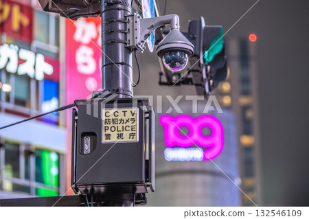 日本東京城市景觀 - 街角安全攝影機。澀谷十字路口的閉路電視監視器。警察：警視廳 132546109
