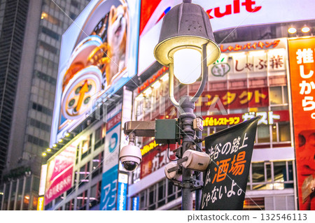 日本東京城市景觀。街角監視器。澀谷十字路口監視器。 132546113