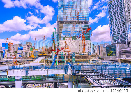 十月的東京城市景觀。履帶式起重機等巨型重型機械整齊排列…左側還有鋼樑…=澀谷,10月17日 十月的東京城市景觀。履帶式起重機等巨型重型機械整齊排列…左側還有鋼樑…=澀谷,10月17日 132546455