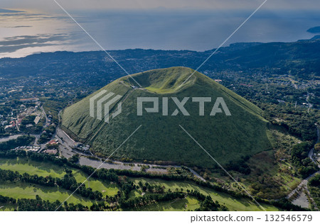 大室山和伊豆海岸的鳥瞰全景 132546579