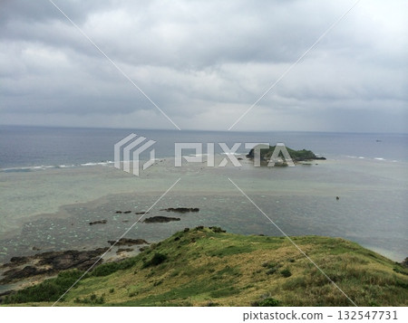 An island floating in the sea 132547731