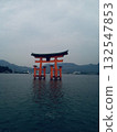 Torii that floats in the sea 132547853