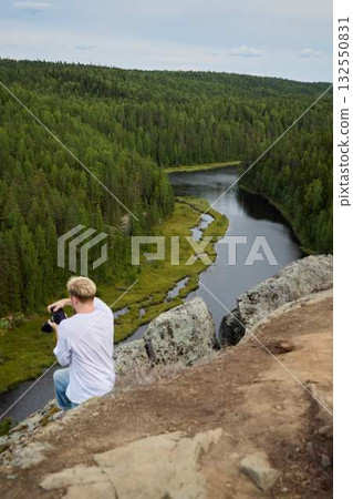 A Talented Photographer Skillfully Captures the Essence of Nature from a Scenic Overlook 132550831