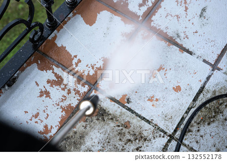 Cleaning with a pressure washer 132552178