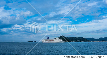 長崎港客輪抵達（鋼琴樂園）柳碼頭全景[長崎市] 132552844