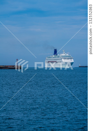Nagasaki Port Passenger Ship Arrival (Piano Land) From Yanagi Pier [Nagasaki City] 132552863