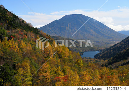 Autumn scenery overlooking Mount Nantai and Lake Yunoko Autumn scenery overlooking Mount Nantai and Lake Yunoko 132552944