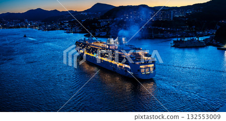 長崎港遊輪（星航號）抵達夜景，從女神橋全景拍攝 [長崎市] 132553009