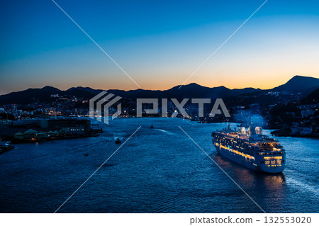 長崎港遊輪（星航號）抵達夜景，從女神橋上眺望燈光璀璨的景象 [長崎市] 132553020