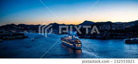 長崎港遊輪（星航號）抵達夜景，從女神橋全景拍攝 [長崎市] 132553021