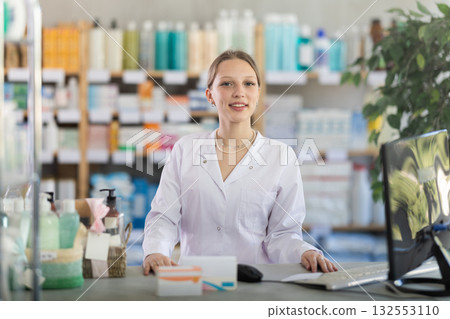 Woman pharmacist invites to pharmacy Woman pharmacist invites to pharmacy 132553110