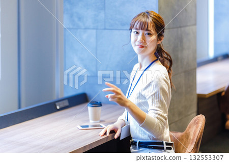 在咖啡館工作的女商人 132553307