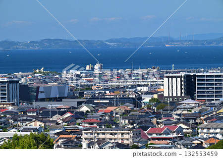 遠處可見大村市(長崎縣/新大村站建成後)的哈里奧無線電塔和西海橋(佐世保)。 遠處可見大村市(長崎縣/新大村站建成後)的哈里奧無線電塔和西海橋(佐世保)。 132553459