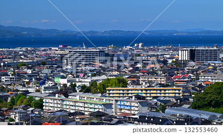 遠處可見大村市（長崎縣/新大村站建成後）的哈里奧無線電塔和西海橋（佐世保）。 132553460
