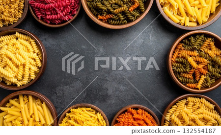 色彩繽紛的乾意麵和留白 132554187