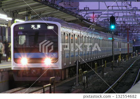 京濱東北線209系列原型列車停放在浦和站，該站目前正在建造高架軌道（2006年12月） 132554682