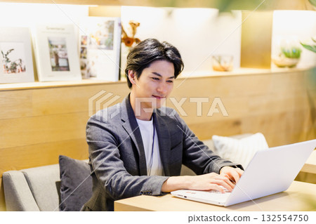 在咖啡廳工作的商人 在咖啡廳工作的商人 132554750