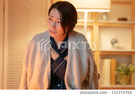 一個女人在寒冷中顫抖 132554768