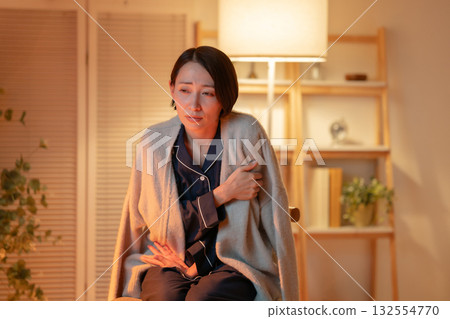 一個女人在寒冷中顫抖 一個女人在寒冷中顫抖 132554770