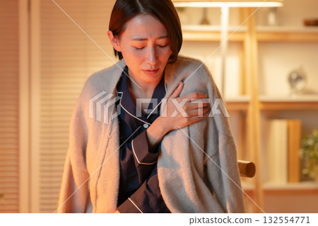 一個女人在寒冷中顫抖 132554771