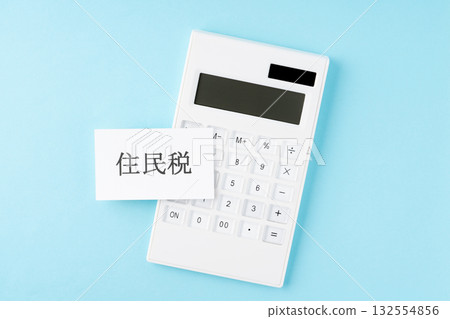 淺藍色背景上的居民稅文本和計算器 淺藍色背景上的居民稅文本和計算器 132554856