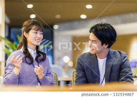 商務人士在辦公室與同事開會 商務人士在辦公室與同事開會 132554867