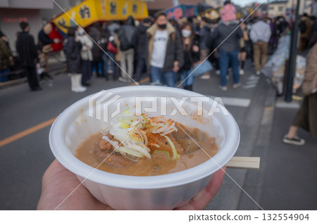 【日本】在東京葛飾區柴又帝釋天寺附近的一個攤位上,人們買了一碗燉內臟。當時,寺廟裡擠滿了今年第一批參拜神社的遊客。 【日本】在東京葛飾區柴又帝釋天寺附近的一個攤位上,人們買了一碗燉內臟。當時,寺廟裡擠滿了今年第一批參拜神社的遊客。 132554904