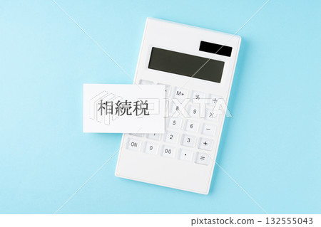 淺藍色背景上的遺產稅文字和計算器 132555043