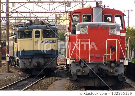 EF65-1000系列及DE10系列機車停放在田畑車輛段(2006年) EF65-1000系列及DE10系列機車停放在田畑車輛段(2006年) 132555139