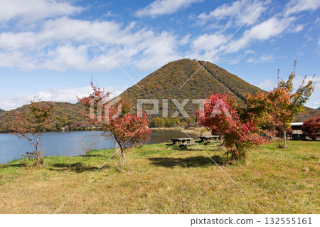 秋天的榛名山、榛名湖和榛名富士山 秋天的榛名山、榛名湖和榛名富士山 132555161