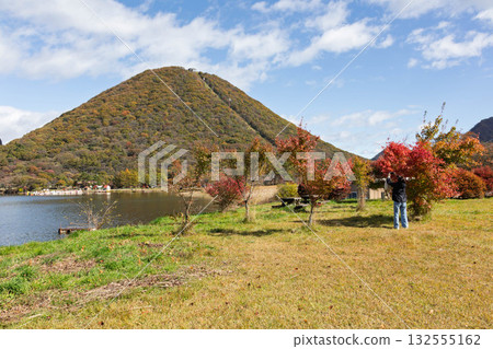 秋天的榛名山、榛名湖和榛名富士山 秋天的榛名山、榛名湖和榛名富士山 132555162