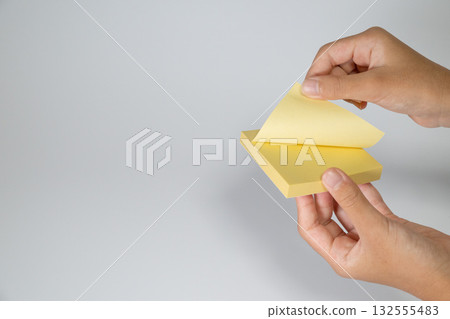 用手撕下便籤紙 132555483