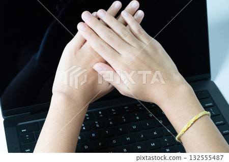 雙手交叉放在筆電上的女子 132555487
