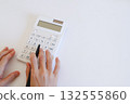 手使用計算機、會計、估計圖像 132555860
