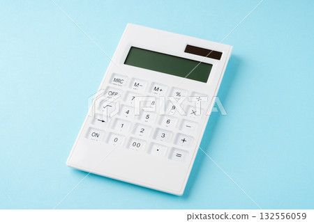 淺藍色背景上的計算器 淺藍色背景上的計算器 132556059