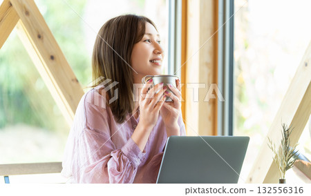 Woman working on a computer in a cafe Woman working on a computer in a cafe 132556316