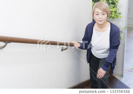 老年婦女因上下樓梯導致膝蓋疼痛 132556388