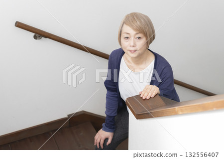 老年婦女因上下樓梯導致膝蓋疼痛 132556407